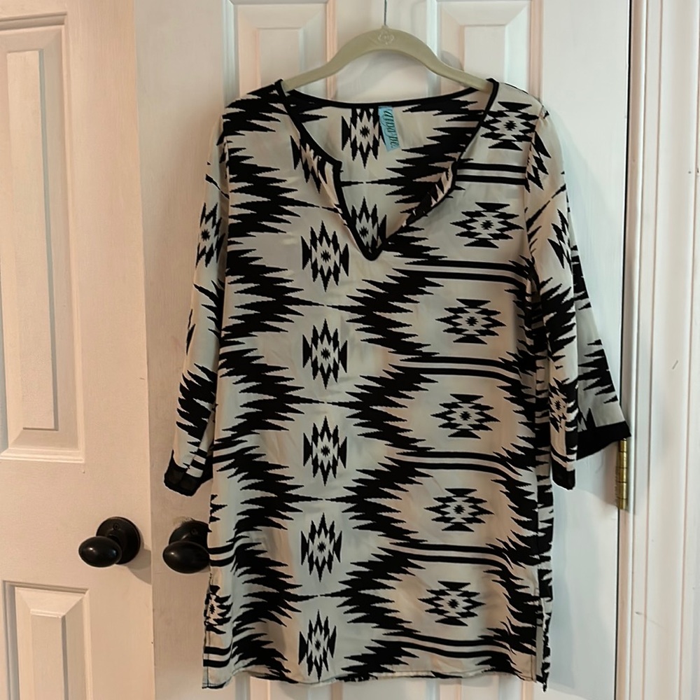 Dina Be Black and White Aztec Split Neck Tunic Size M Medium